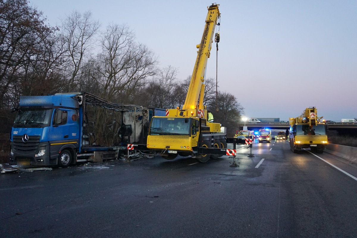 FW Ratingen: Folgemeldung und Bildmaterial zum Einsatz LKW Brand in Ratingen