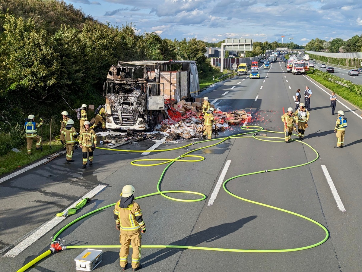 FW-RE: Brennender LKW auf der BAB 2 - zwei Verletzte