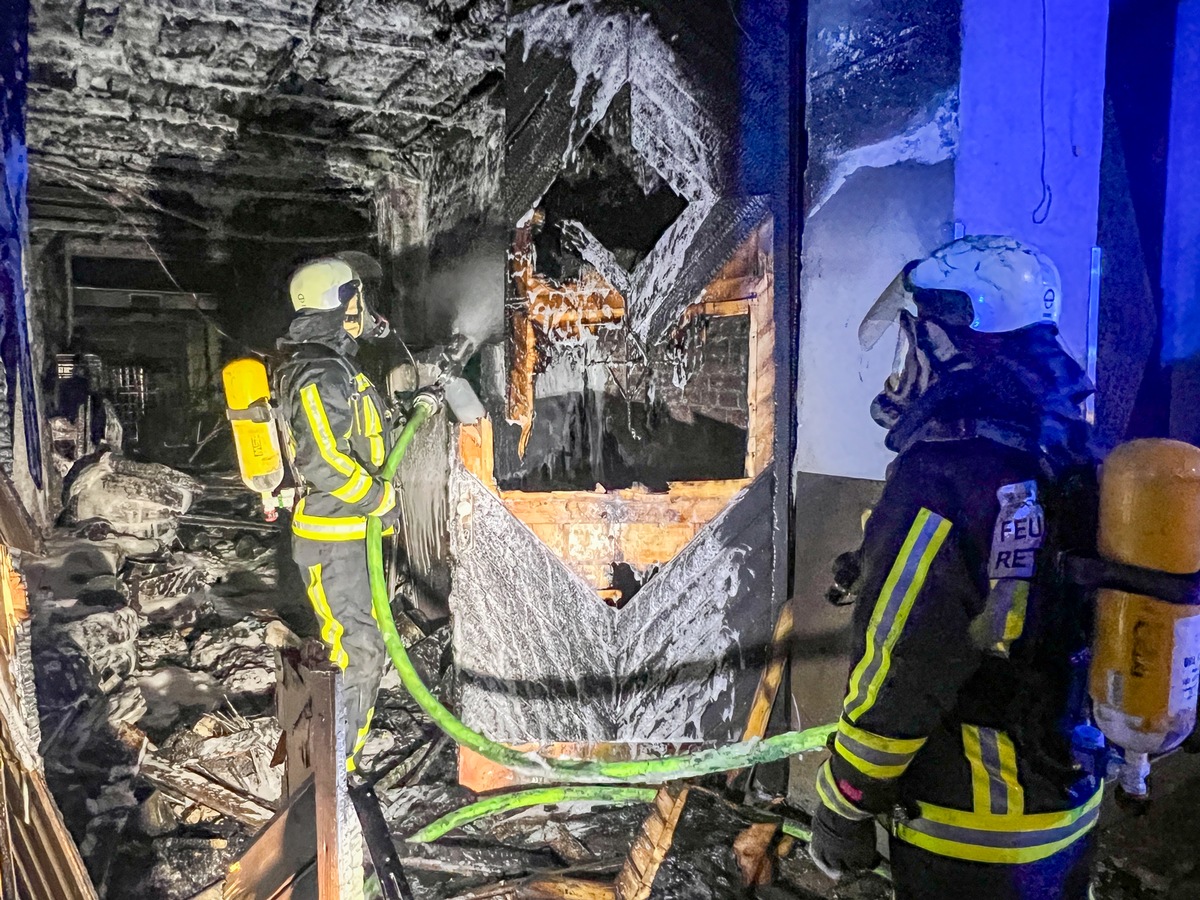 FW-BO: Abschließende Silvesterbilanz der Feuerwehr Bochum - Zwei parallele Gebäudebrände nach 02.00 Uhr