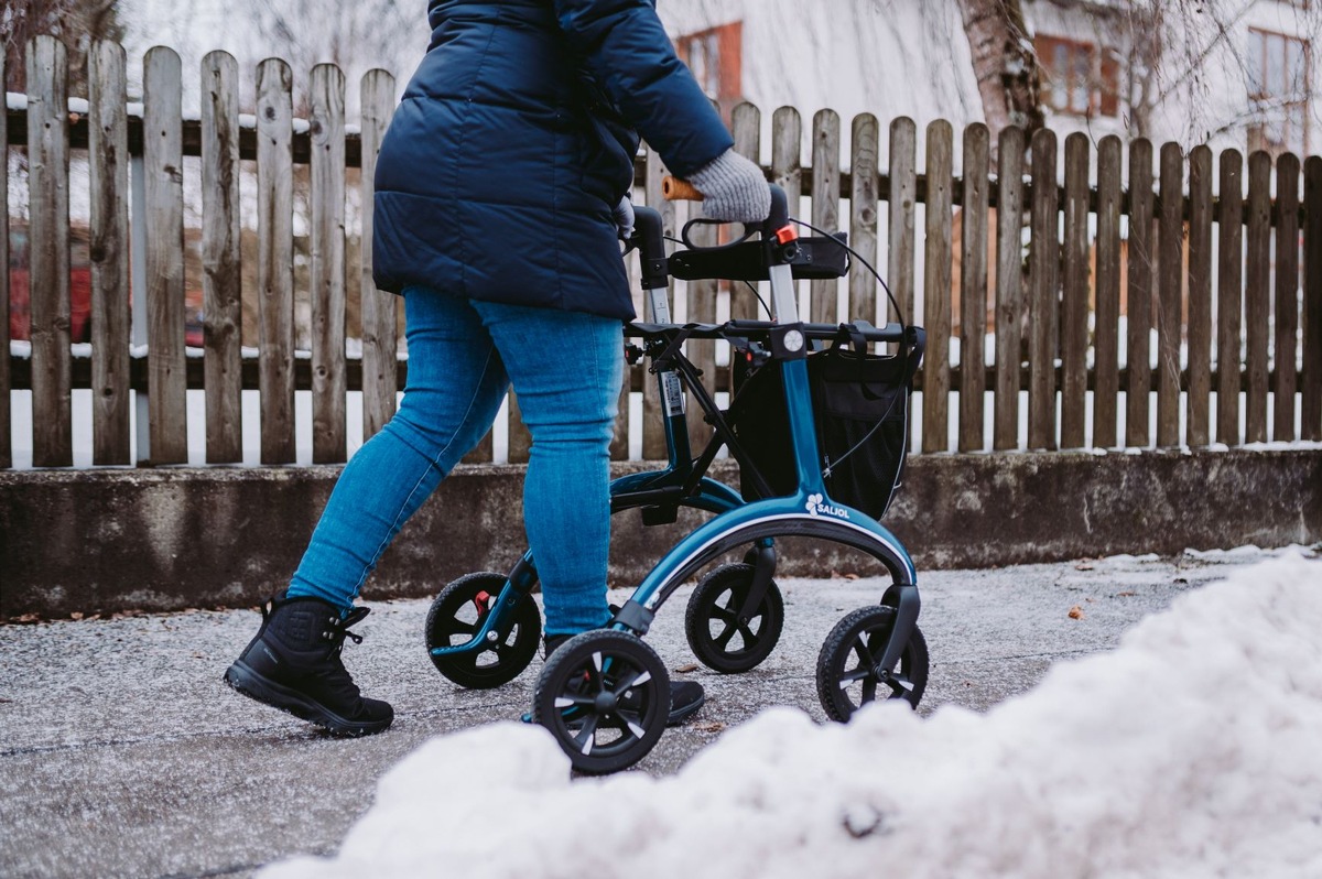 Glätte und schlechte Sicht: Darauf sollten Senioren mit Rollator jetzt achten