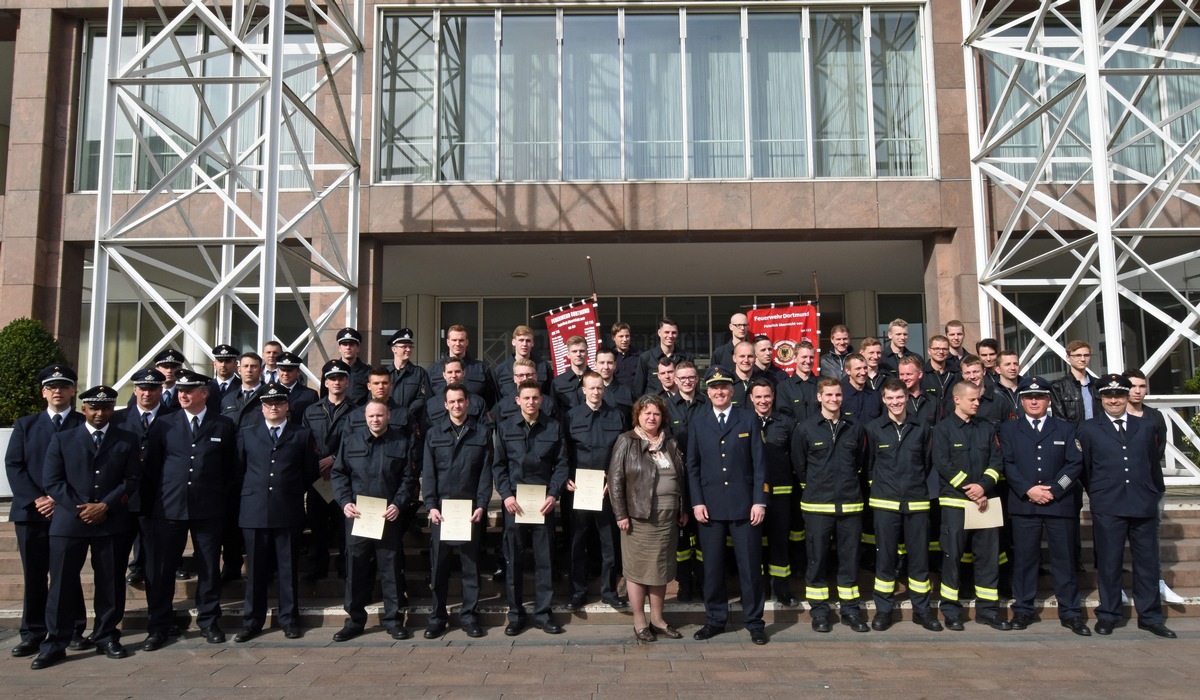 FW-DO: Feuerwehrleute erhalten Ernennungsurkunden