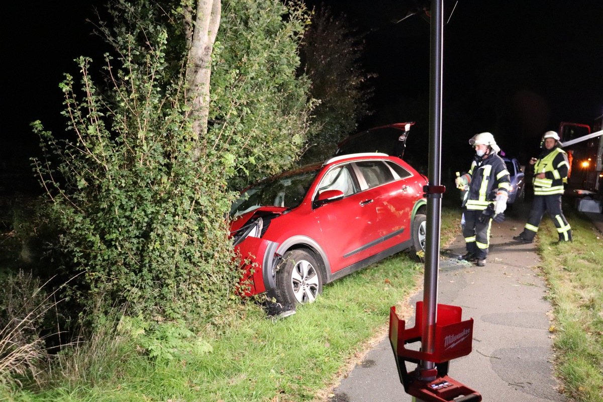 FFW Schiffdorf: Pkw kommt von Fahrbahn ab und prallt gegen Baum: Fahrer und Beifahrerin verletzt