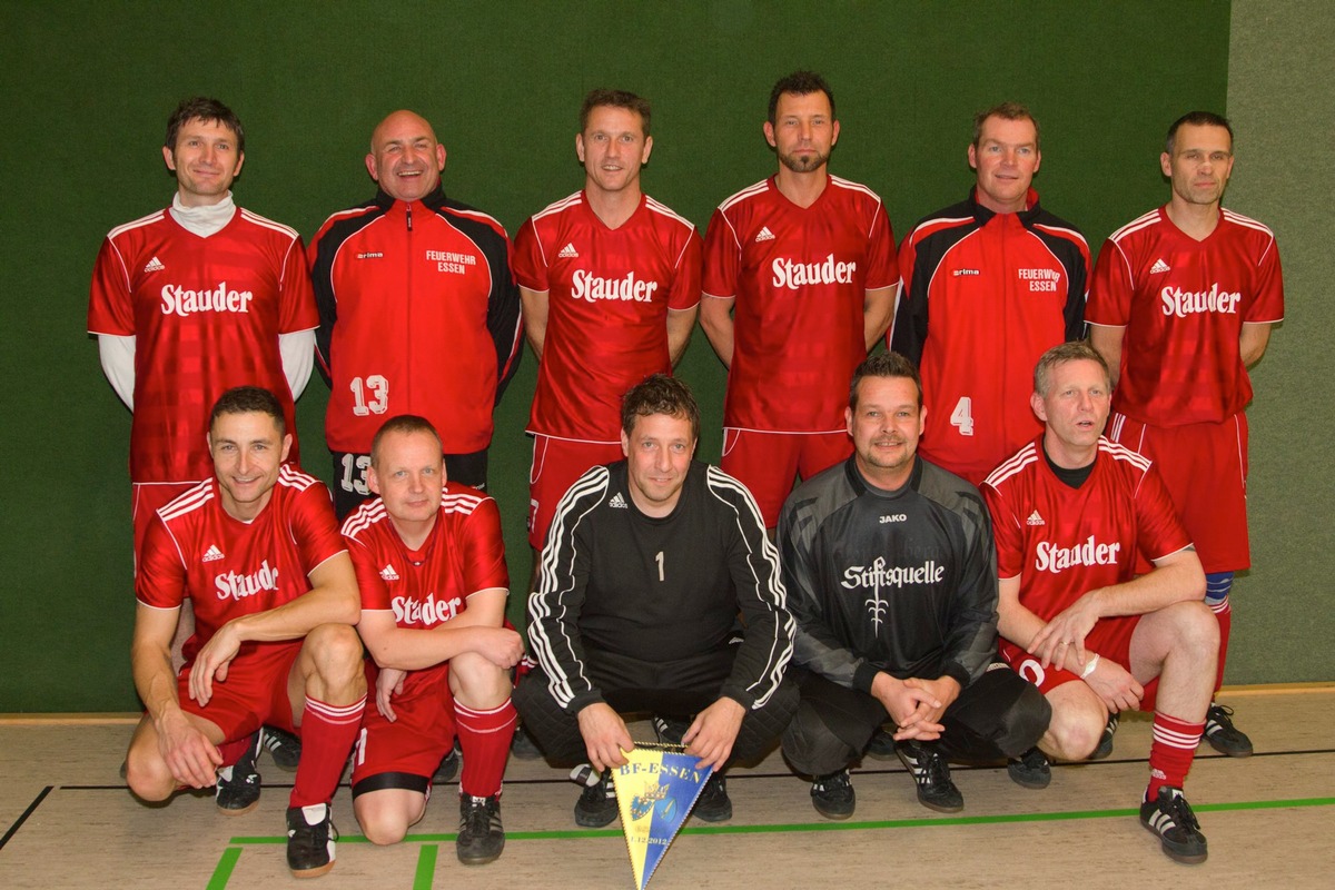 FW-E: Die Mannschaft der Feuerwehr Essen hat das 17. Deutsche Hallenfußball-Meisterschaft der Berufsfeuerwehren 2012 in Düsseldorf (Ü 40) gewonnen