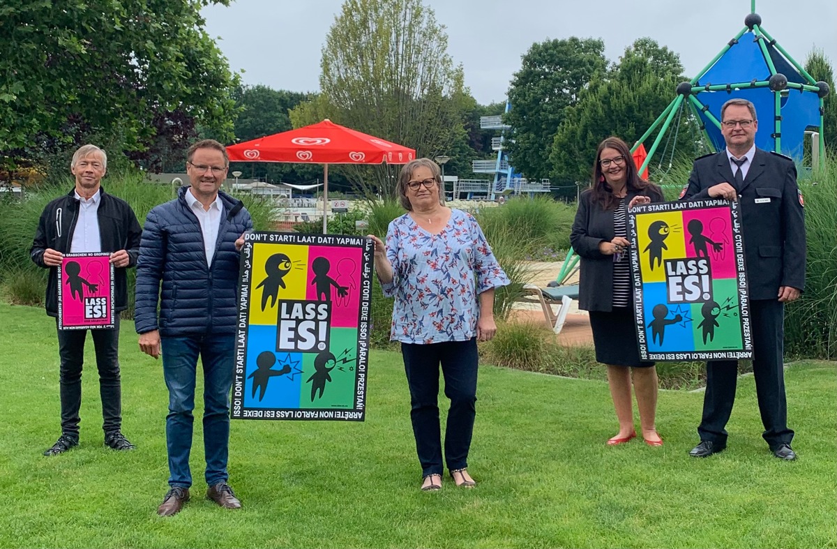 POL-EL: Nordhorn/Uelsen/Emlichheim - Kampagne &quot;LassEs!&quot; gegen Belästigungen in Schwimmbädern Gleichstellungsbeauftragte der Stadt Nordhorn und Kriminalprävention der Polizei präsentieren gemeinsame Aktion