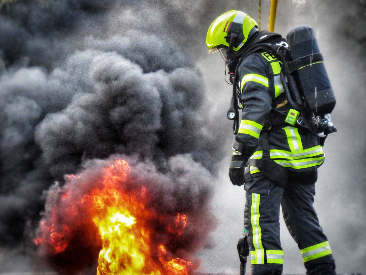 FW-NE: Feuer in Garagen an der Hellersbergstraße | Keine Verletzten | Brandursache unklar