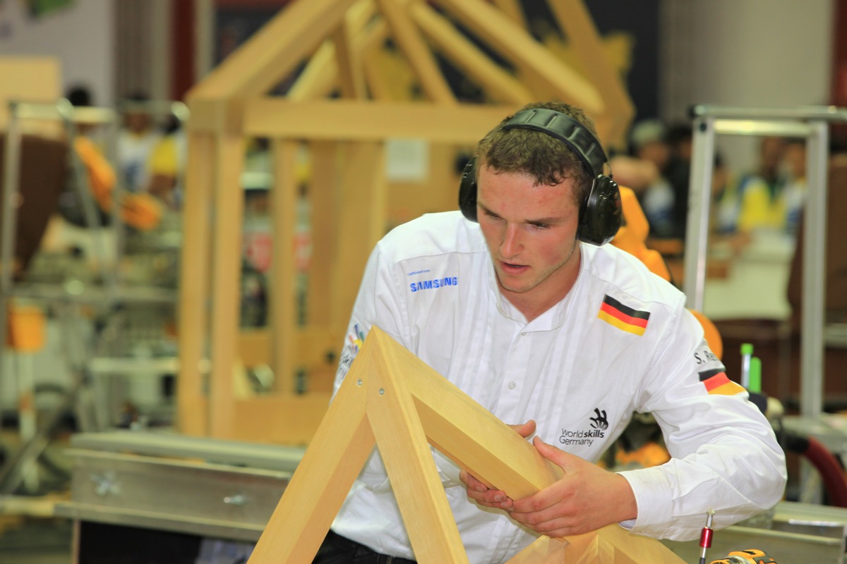 WorldSkills 2015 in Sao Paulo beendet: Zimmerer Simon Rehm aus Bayern holt Gold