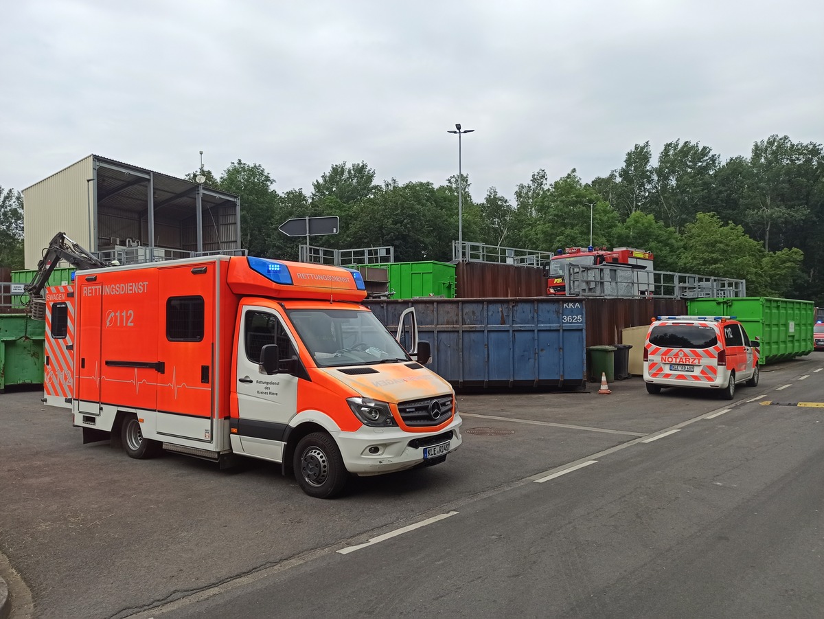 FW-KLE: Ungewöhnliche Rettung: Frau in Container gefallen