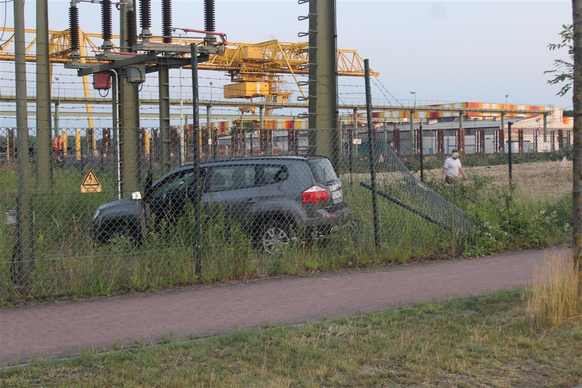 POL-HAM: Gefährlicher Griff ins Lenkrad - PKW durchbricht Zaun und fährt in Trafostation - Stromausfälle bei der Bergung des Pkw erwartet