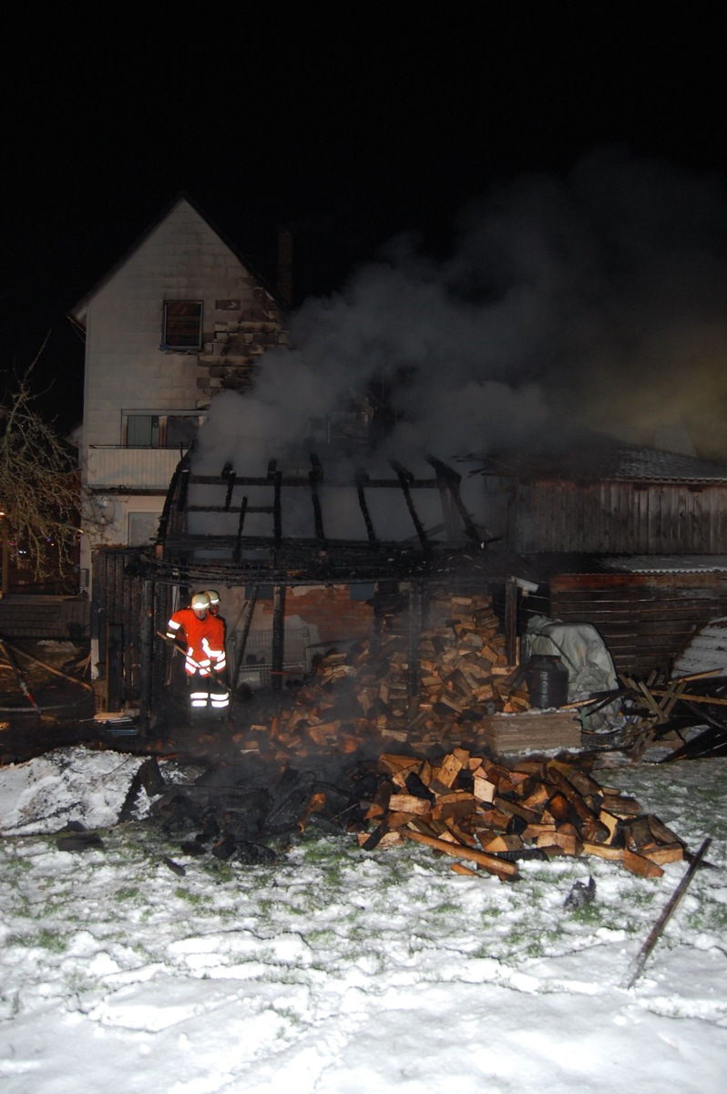 POL-HOL: Grave - Hauptstraße: Holz- und Geräteschuppen ausgebrannt  - Brandursache noch unklar -