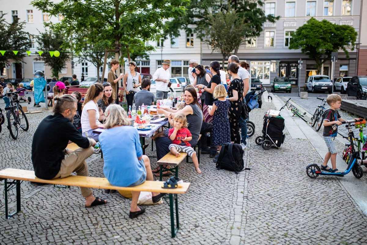 Ein Hoch auf die Nachbarschaft! Deutschland feiert diesen Freitag wieder den Tag der Nachbarn