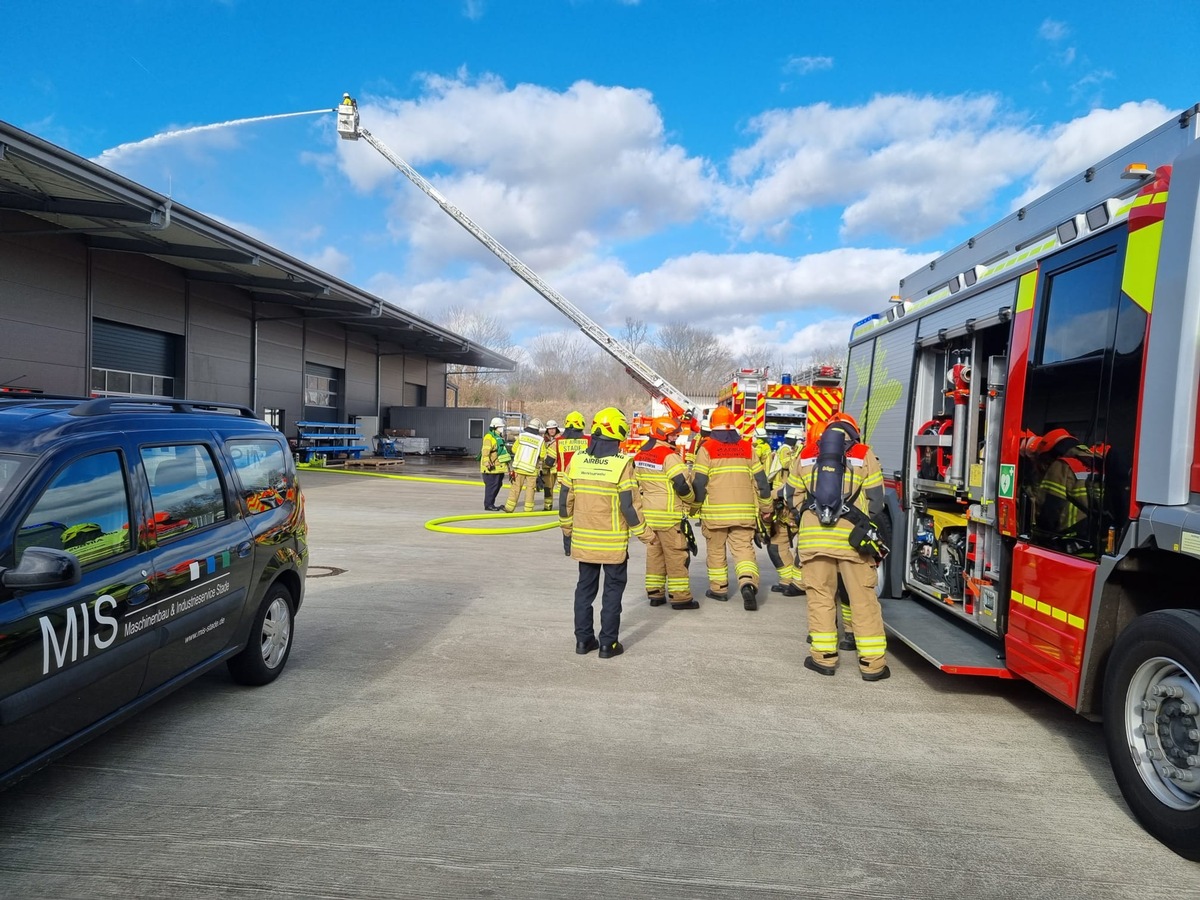 POL-STD: Mercedes SUV in Buxtehude entwendet, Großalarm für die Feuerwehr in Stade - Hallendach mit Photovoltaikanlage in Brand geraten, Horneburger Polizei sucht Unfallzeugen