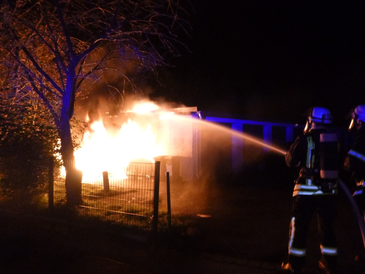 FW-DO: FEUER IN BRECHTEN, Brennen mehrere Mülltonnen an einer Garage.