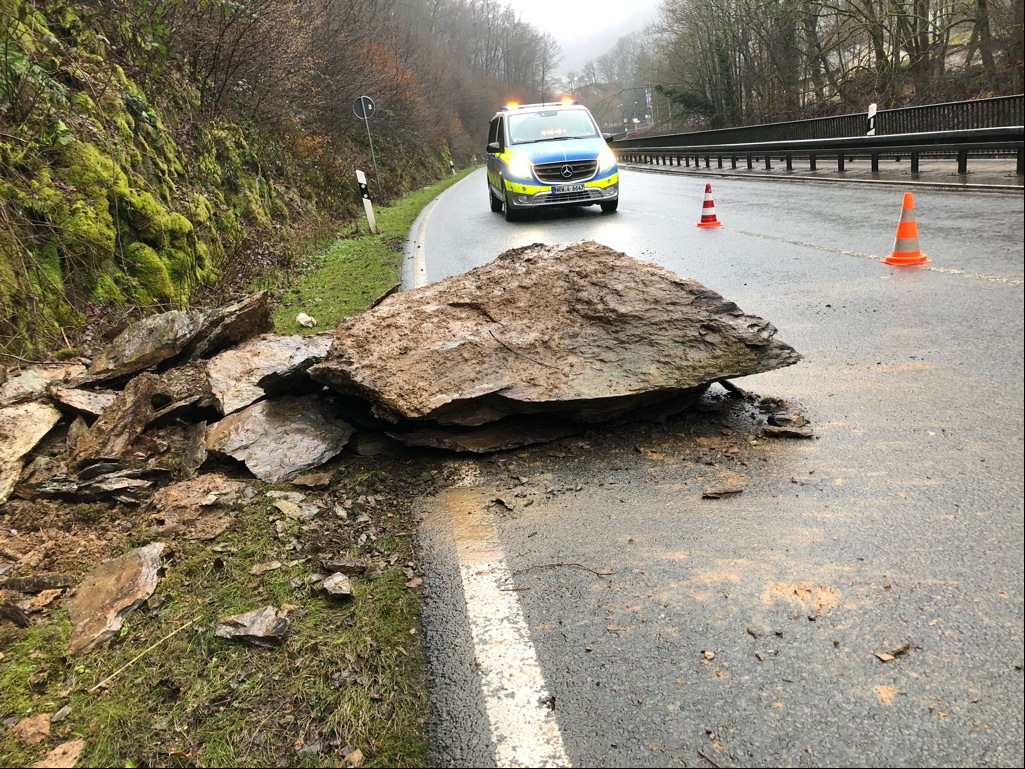 POL-MK: Felsbrocken stürzt auf B 54