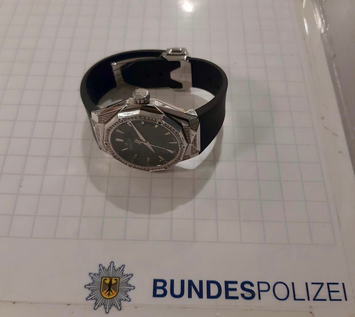 BPOL NRW: Taschendieb entwendet 30.000 Euro Uhr - Festnahme durch Bundespolizei