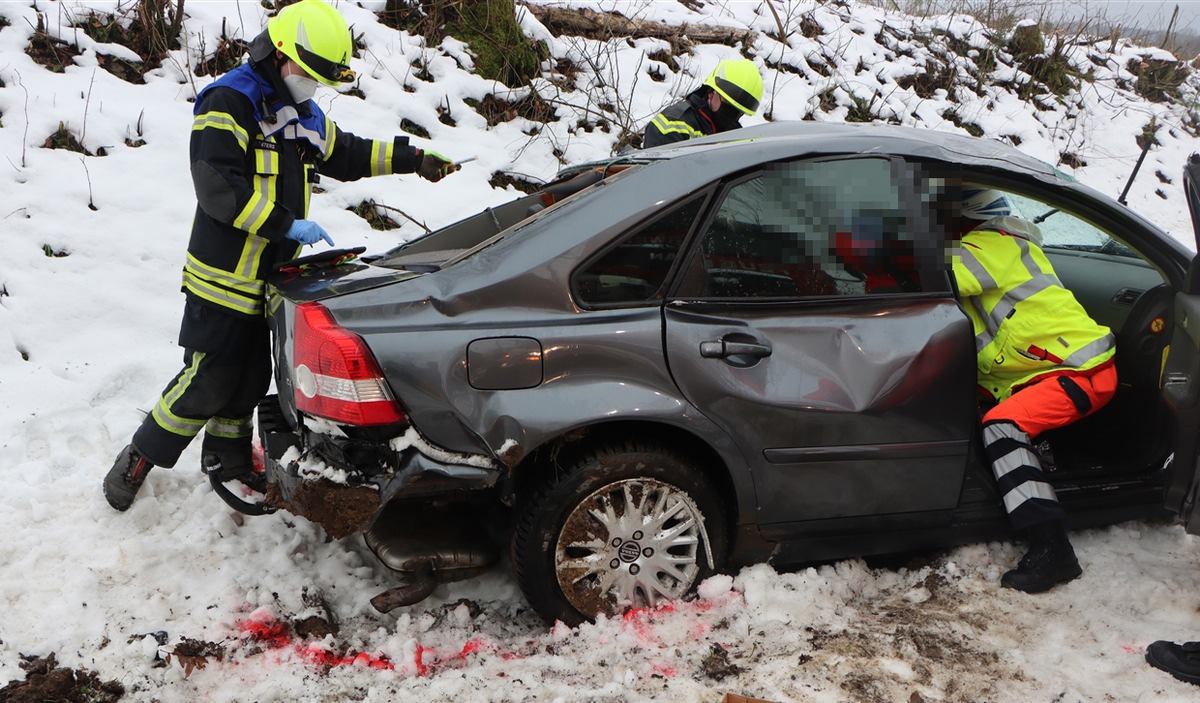 POL-GM: 25-Jährige überschlägt sich mit Auto