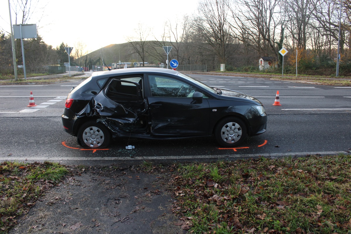 POL-RBK: Leichlingen - Verkehrsunfall unter Alkoholeinfluss mit zwei Leichtverletzten am Sonntagnachmittag