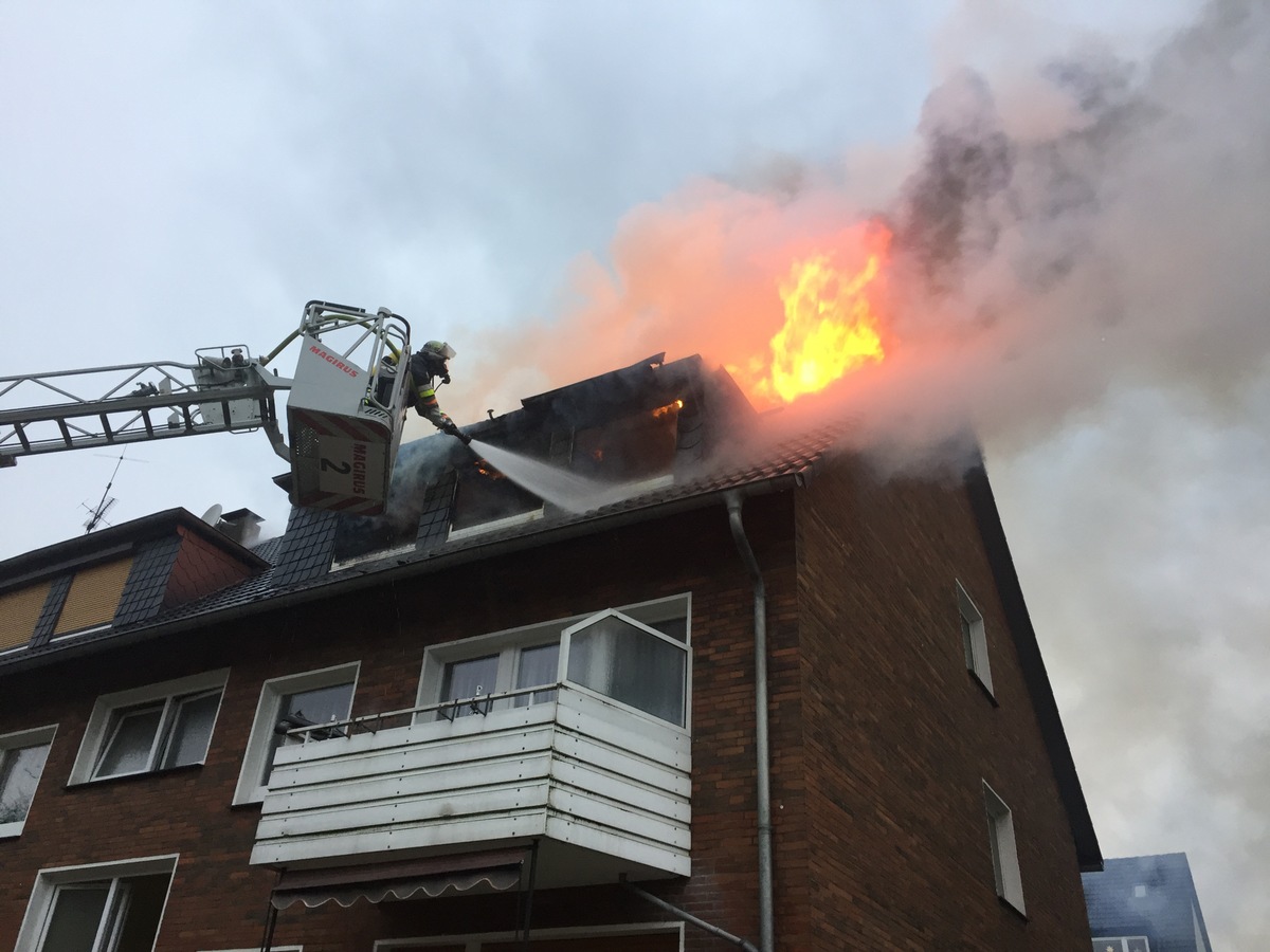 FW-E: Wohnungsbrand im Dachgeschoss, mehrere Anrufer