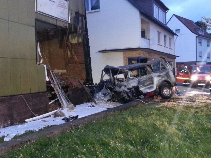 POL-HM: Presseinformation der Polizei Stadtoldendorf - Pkw prallt gegen Wohnhaus / Fahrer verbrennt im Fahrzeug (763307/13)