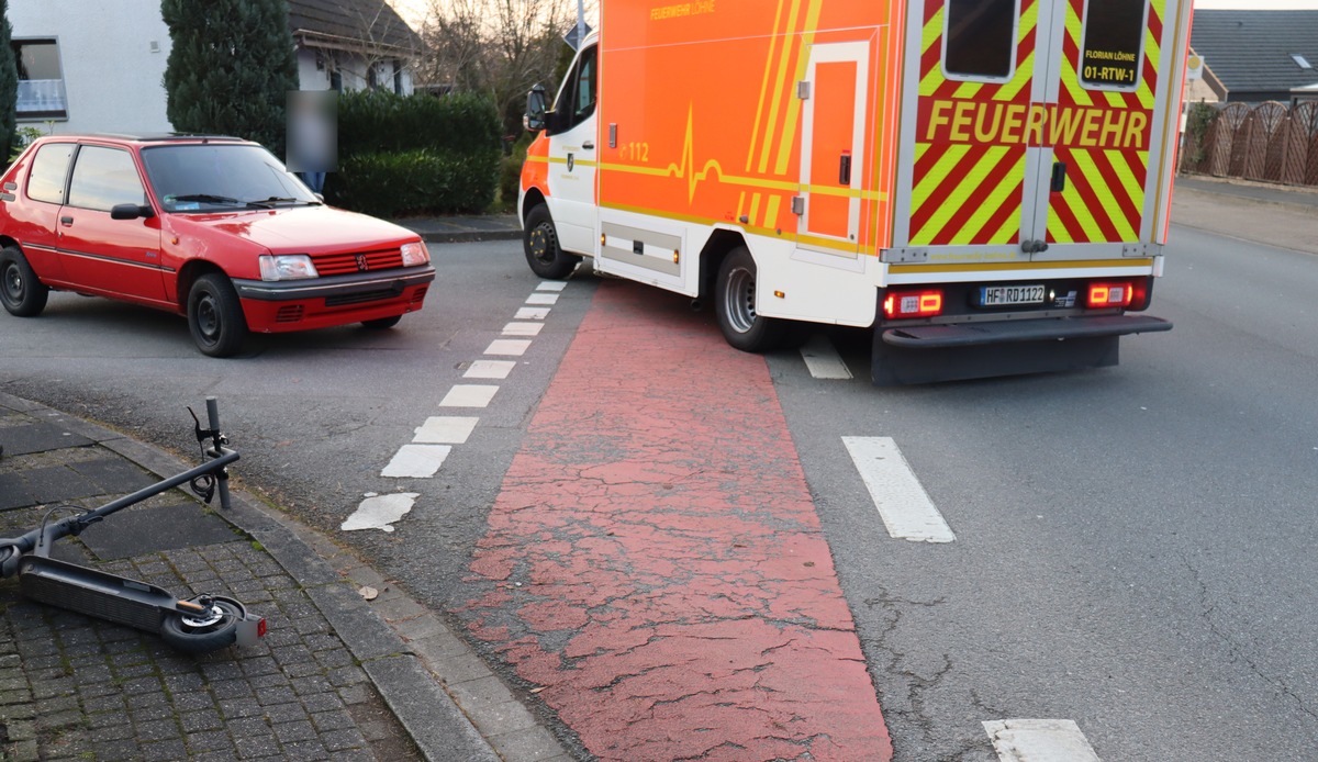 POL-HF: Auto prallt gegen E-Scooter - Zwei Jugendliche leicht verletzt