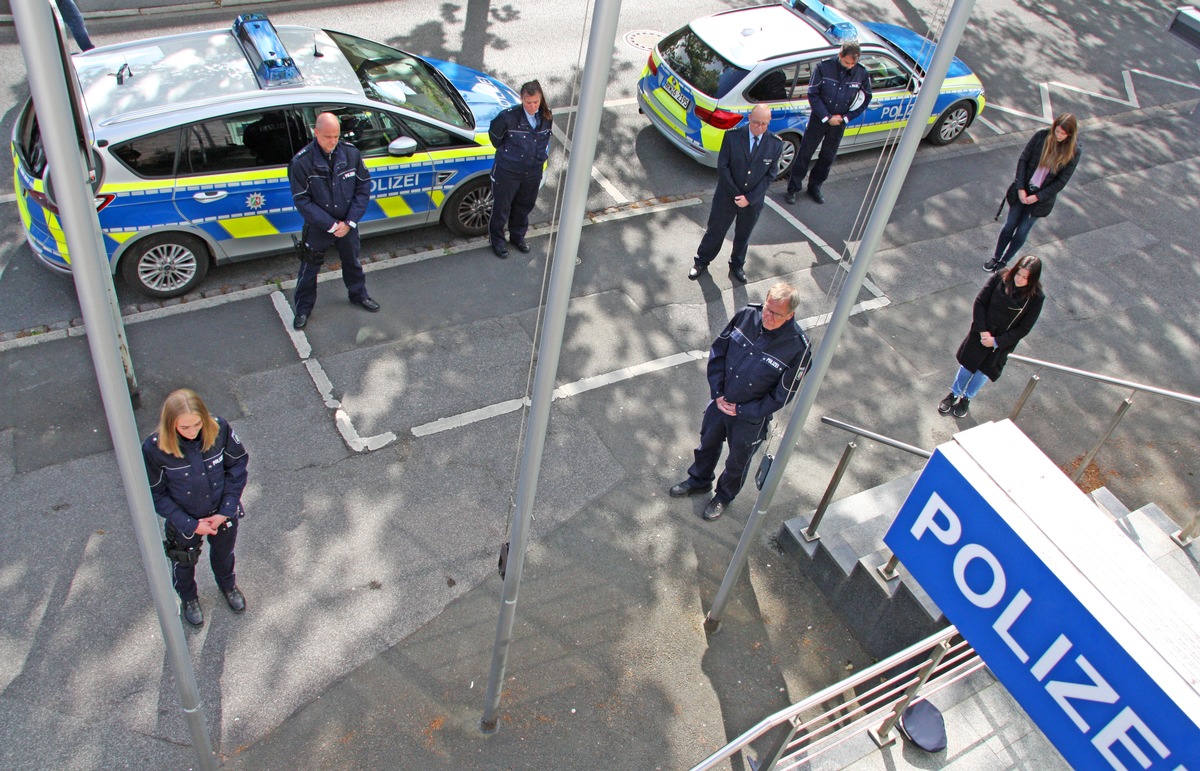 POL-UN: Kreis Unna - Kreispolizeibehörde Unna hält Schweigeminute für im Dienst getöteten Kollegen ab