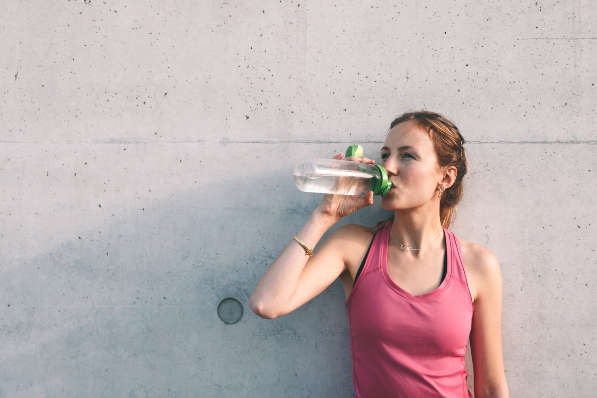 Isotonische Getränke - besser selber machen / Nach schweißtreibendem Sport können Iso-Drinks sinnvoll sein, doch enthalten sie häufig viel Zucker