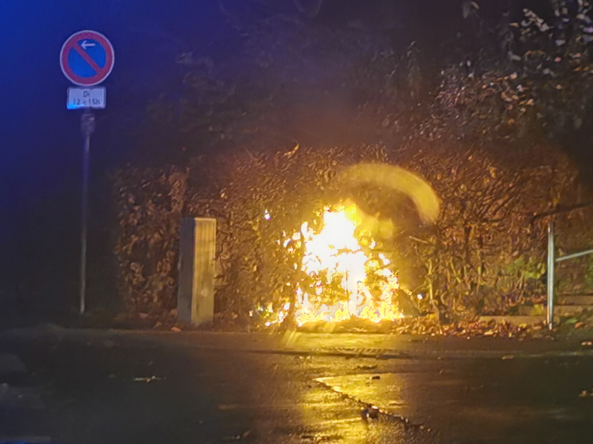 POL-ME: Papiertonne und Hecke angezündet: Polizei sucht Zeugen - Velbert - 1910094