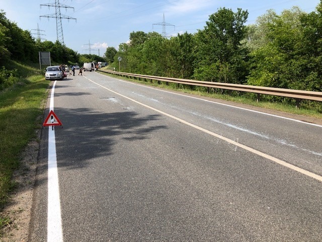 POL-PDKH: Verkehrsunfall auf Grund verlorener Ladung - 2 beschädigte PKW