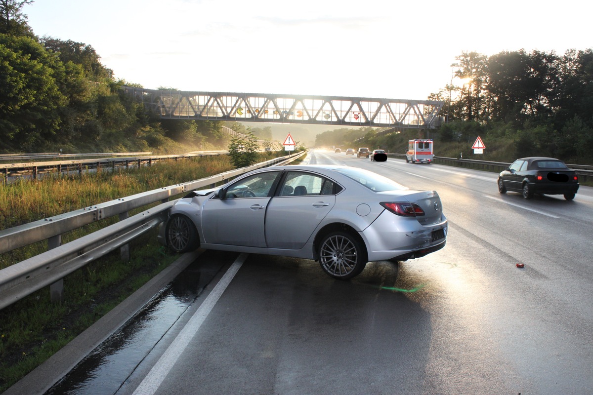 POL-PDKL: Unfall aufgrund Regen und mangelhafter Reifen