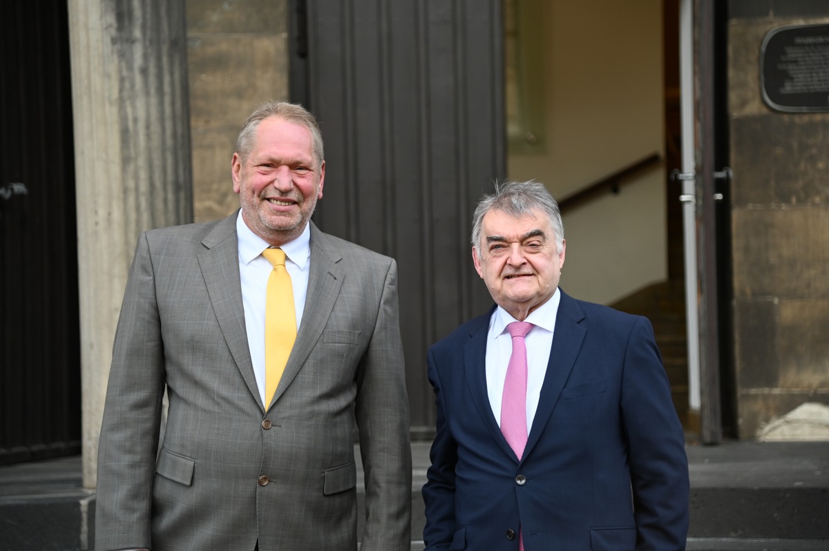 POL-E: Essen: Benefizkonzert des Landespolizeiorchesters NRW mit dem Sänger Oliver Schmitt zugunsten Adveniat in der Kirche St. Getrud