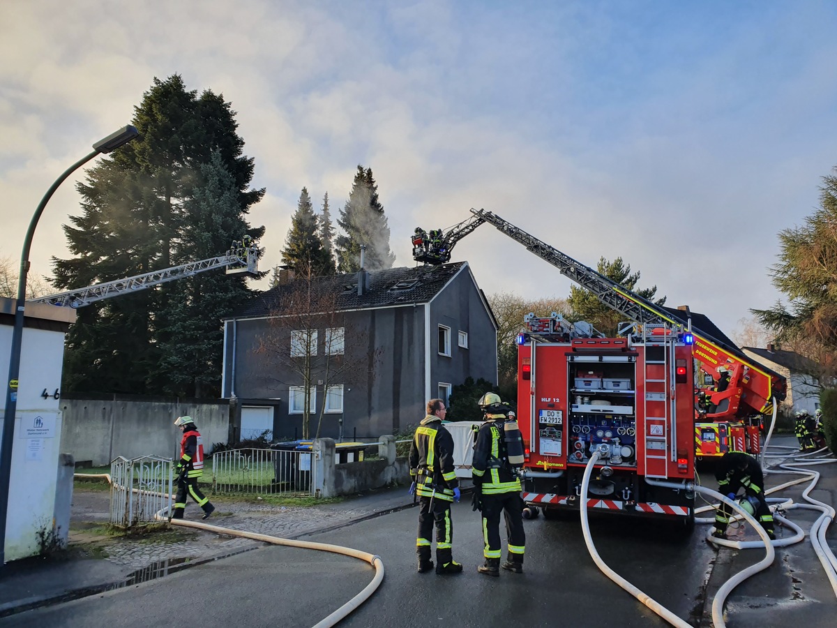 FW-DO: 05.06.2020 - FEUER IN APLERBECK Dachstuhlbrand in einem Zweifamilienhaus