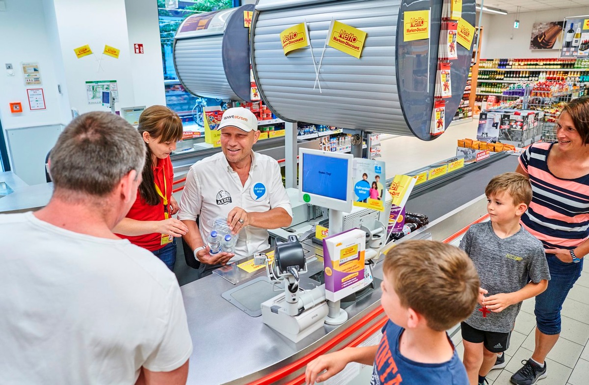 Spendenaktion gegen Kinderarmut: Netto-Kunden sagen &quot;Bitte aufrunden, Axel Schulz!&quot;