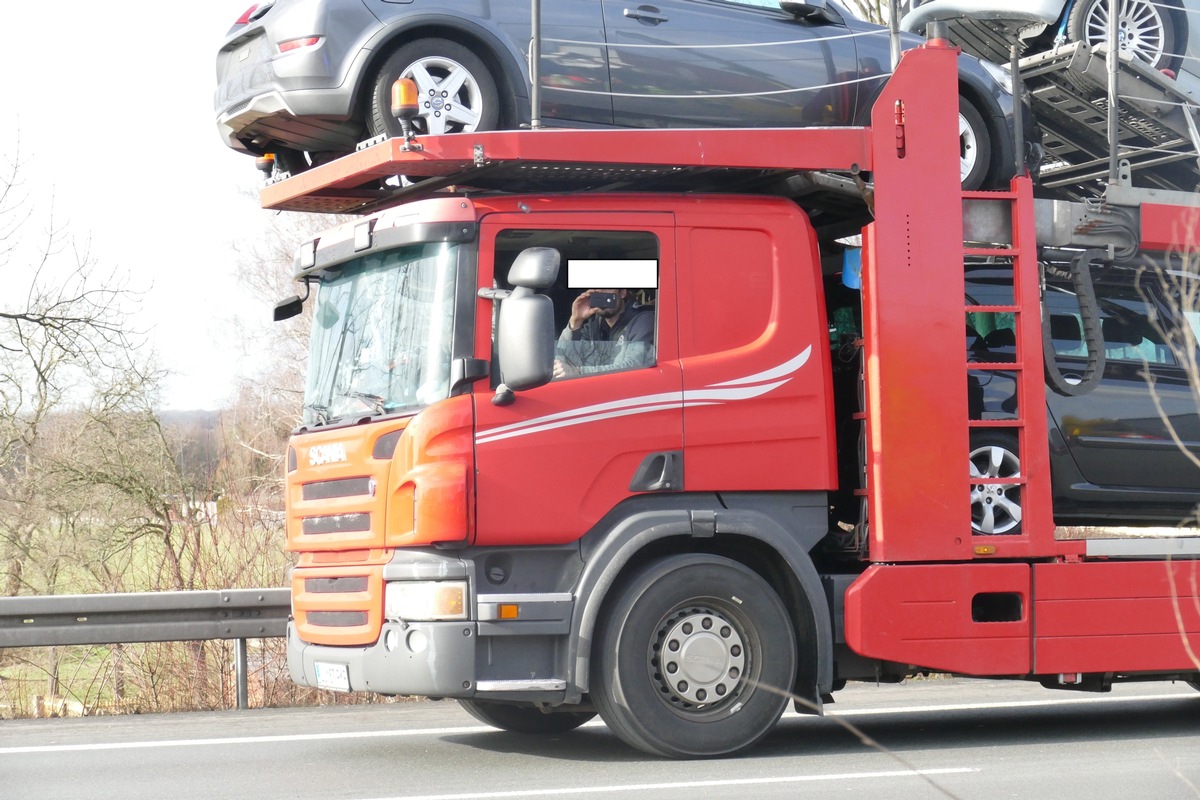 POL-DO: Sich am Leid Hilfoser ergötzen - Unfallgaffer gefährden sich und andere - Bilder die wir im Straßenverkehr nicht brauchen