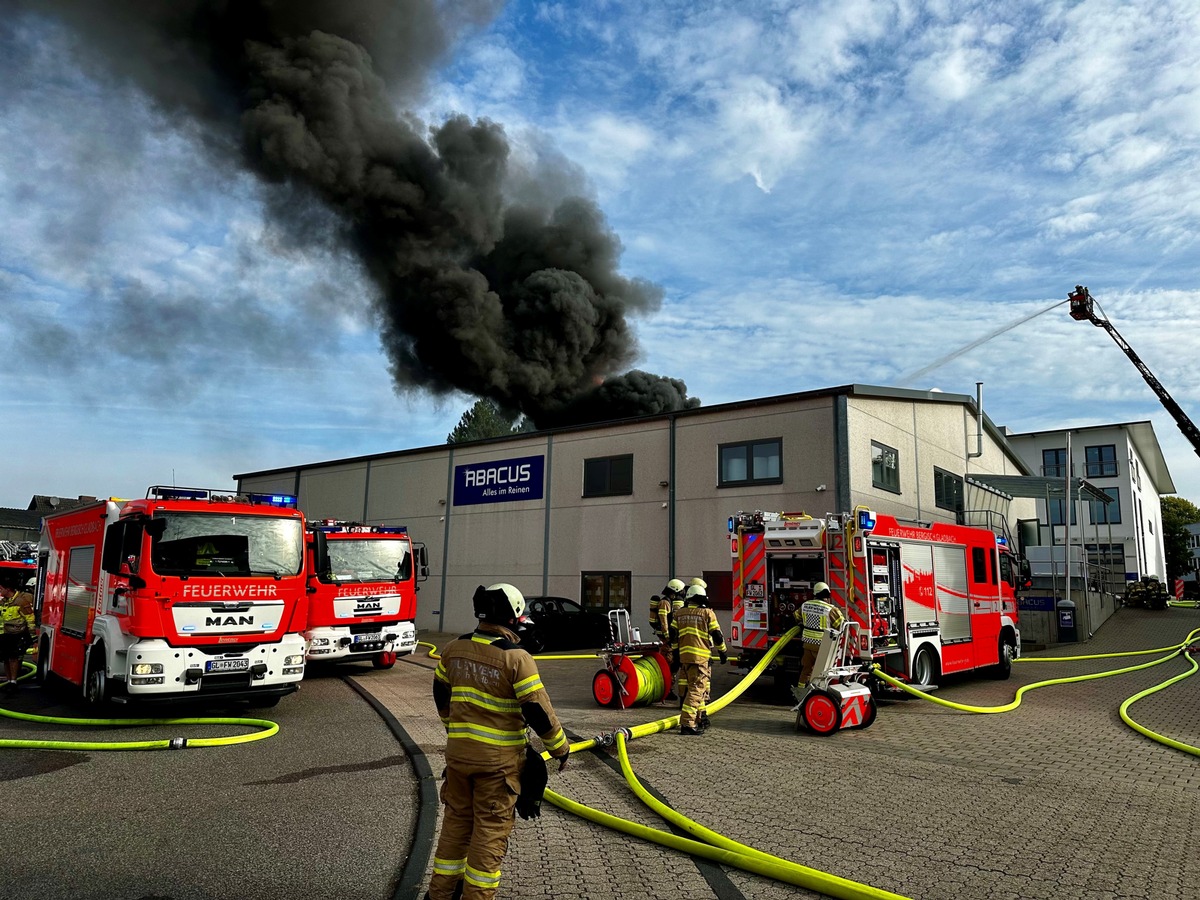 Feuer in Gewerbebetrieb im Stadtteil Frankenforst von Bergisch Gladbach