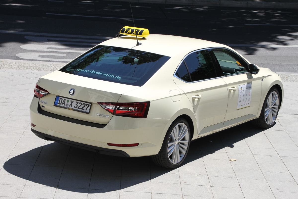 Doppelsieg bei Europas größtem Taxi-Test: Neuer SKODA Superb ist &#039;Taxi des Jahres&#039; (FOTO)