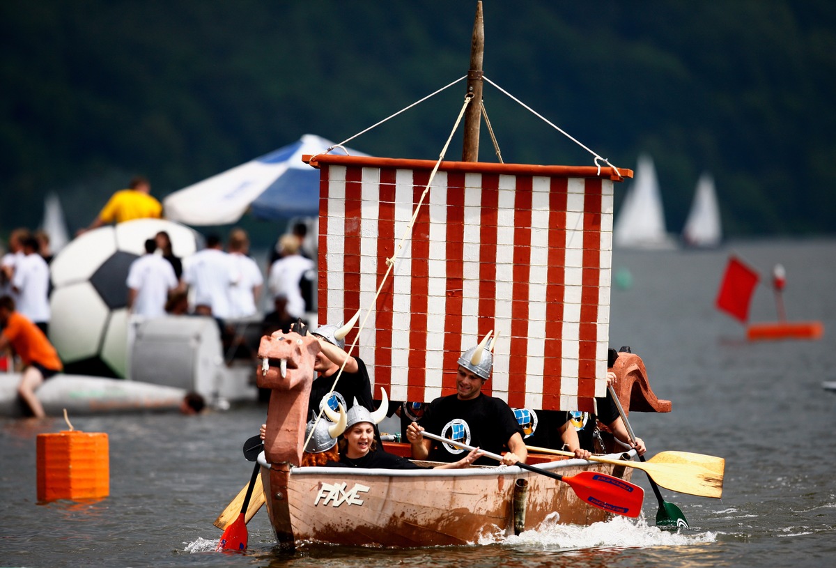 13. Betonkanu-Regatta in Magdeburg / Dresdner Team reist mit Betonboot über die Elbe an (mit Bild)