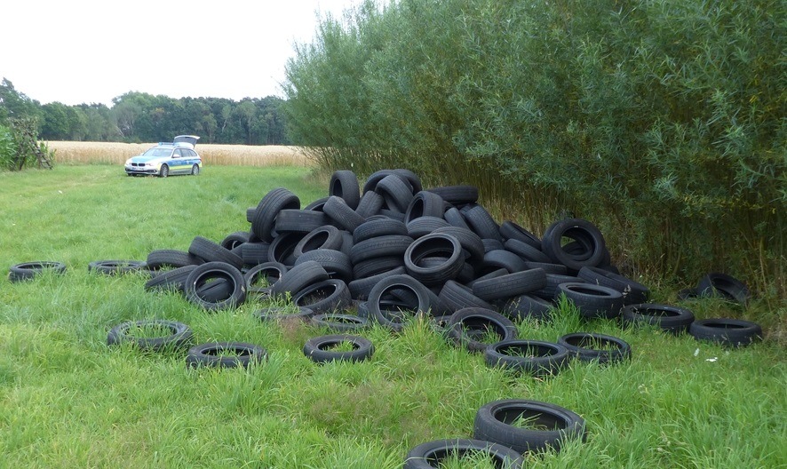 POL-MI: Unbekannte entsorgen dutzende Altreifen in der Natur