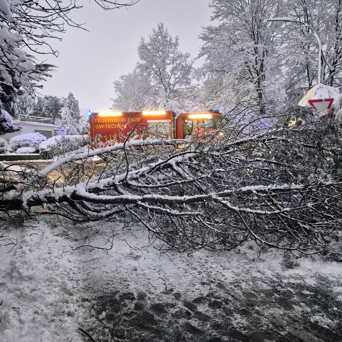 FW Ense: Wintereinbruch im Kreis Soest / Feuerwehr Ense am Nachmittag im Dauereinsatz