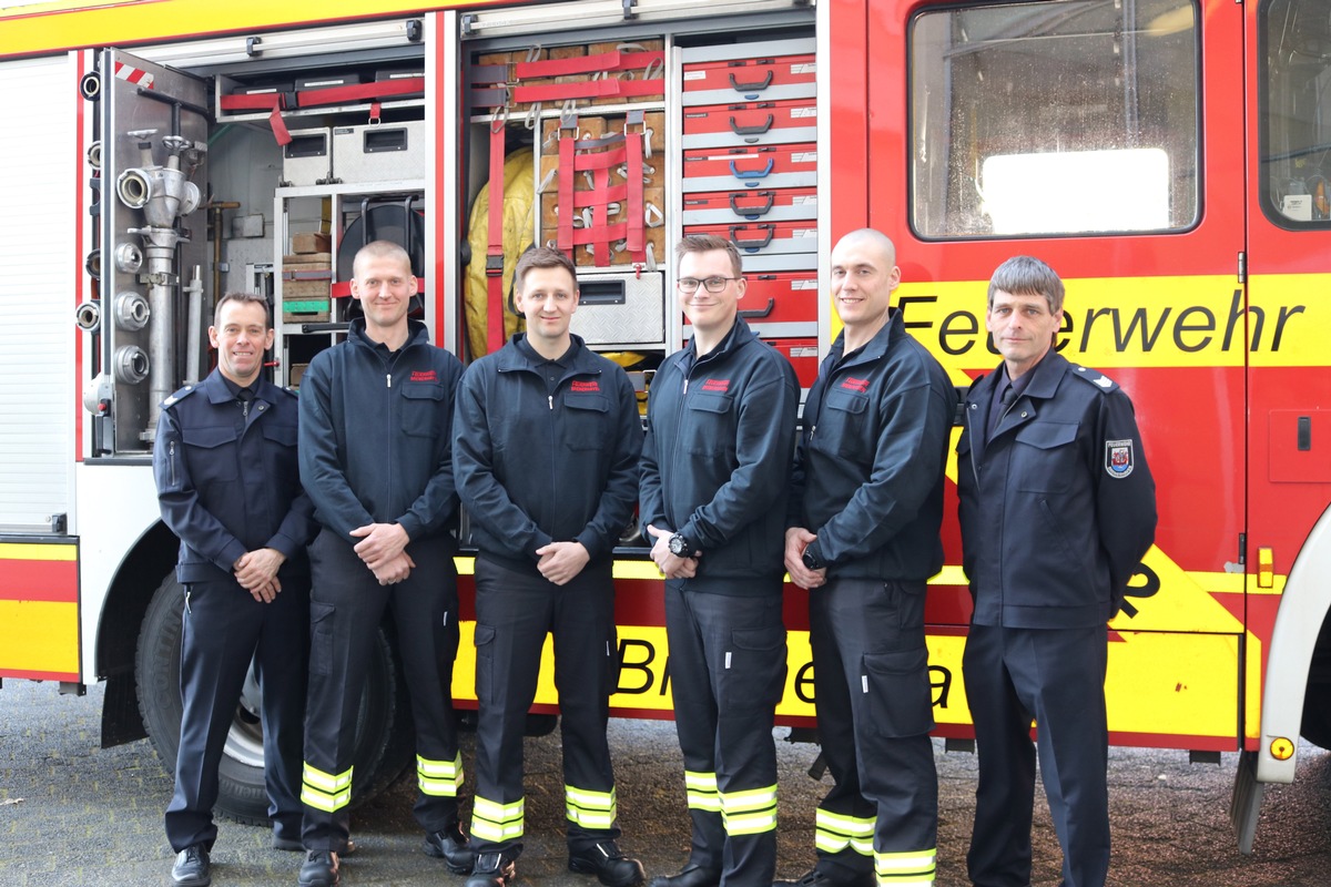 FW Bremerhaven: Vier Brandmeisteranwärter beginnen Ausbildung bei der Feuerwehr