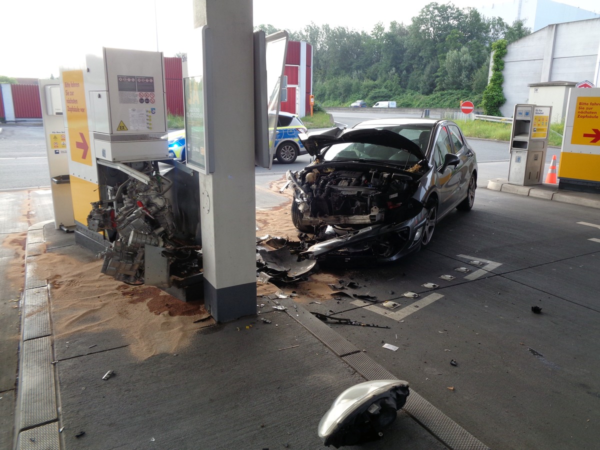 POL-BO: Von der Autobahn auf das Tankstellengelände und gegen die Zapfsäule