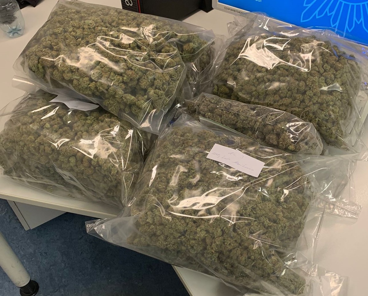 POL-MS: Mutmaßliche Drogenschmuggler mit einjährigem Kleinkind unterwegs - 5 Kilo Marihuana, 300 Gramm Kokain und Einhandmesser sichergestellt