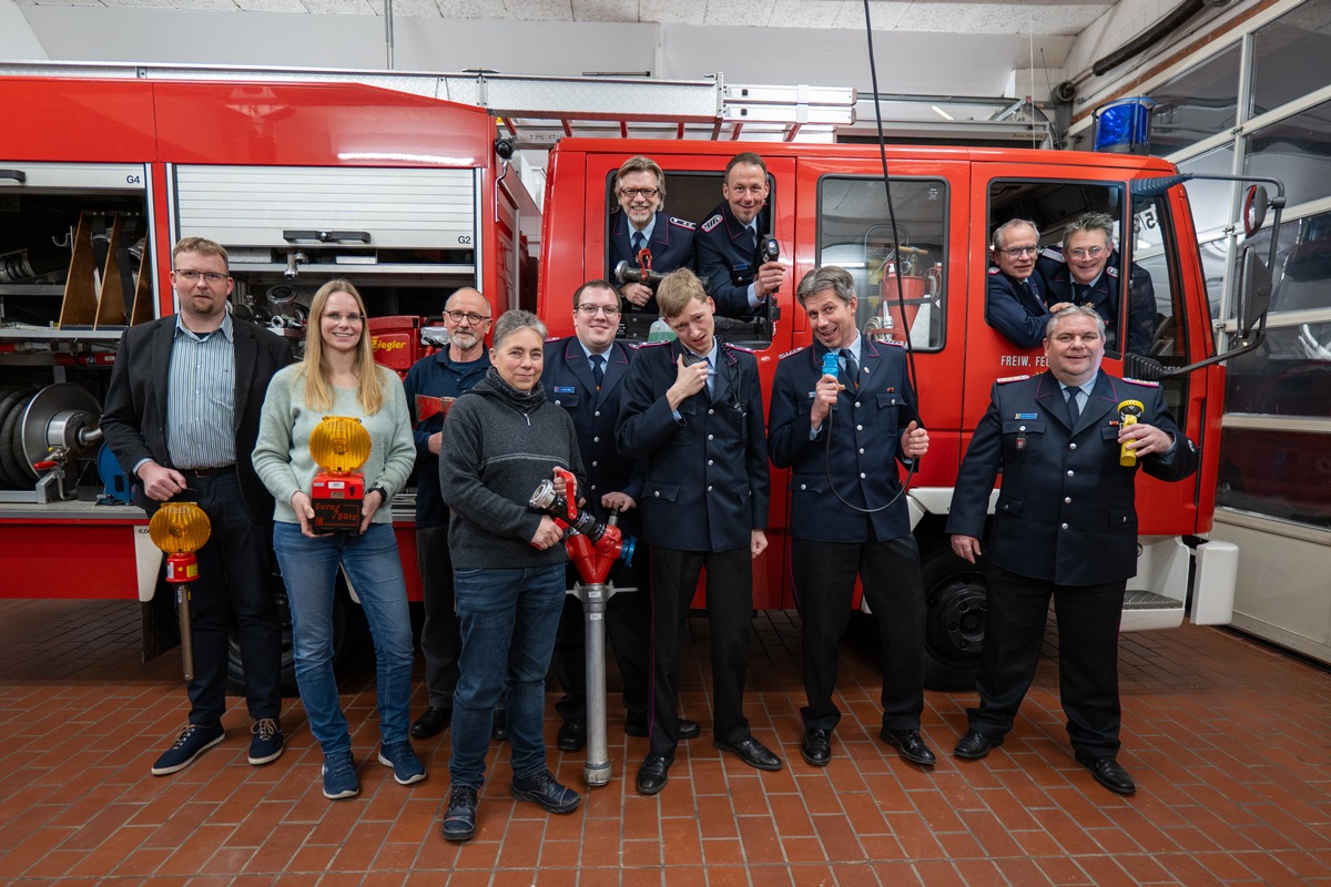 FW Celle: Feuerwehr Bostel: Mit 90 einen Defi anschaffen und trotzdem Kinder kriegen