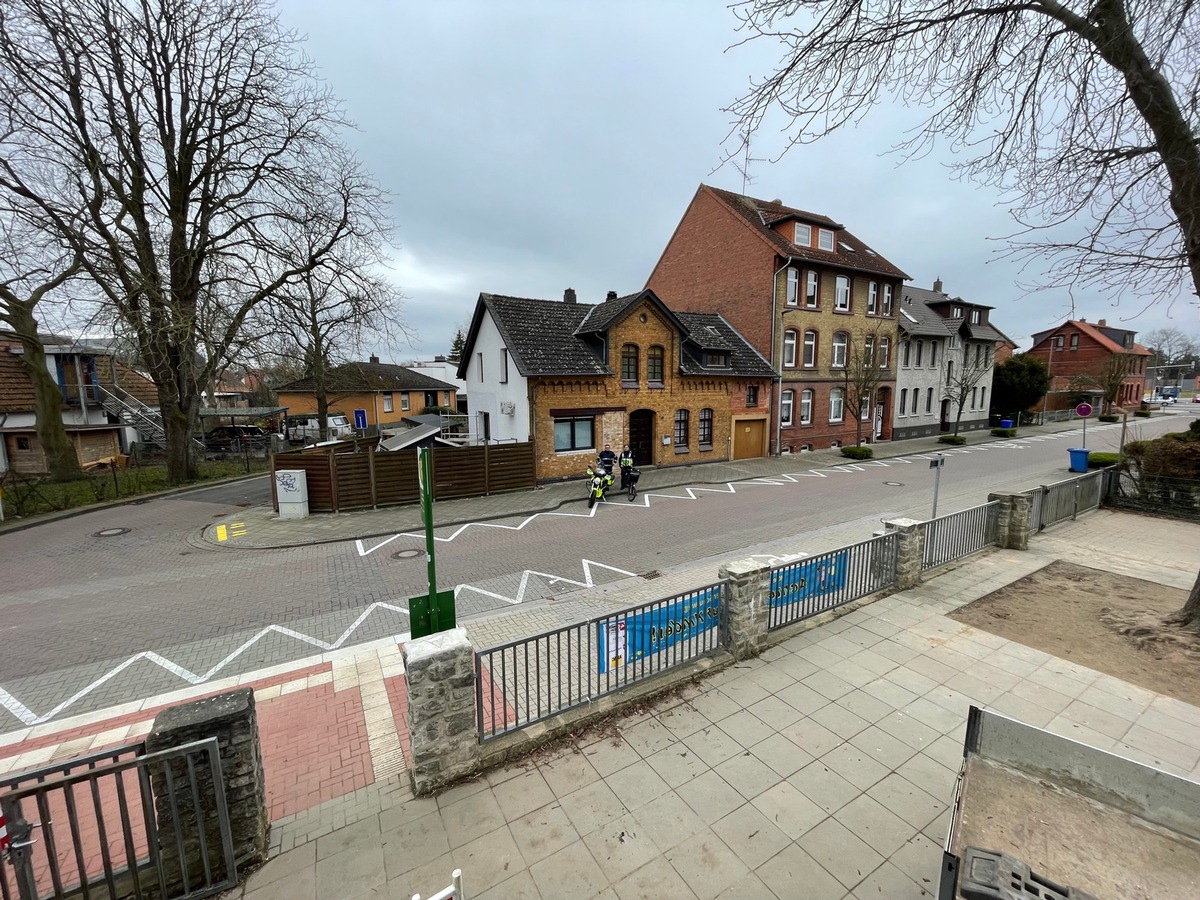 POL-HI: Sarstedt - Einrichten einer Sperrfläche vor der Kastanienhofschule