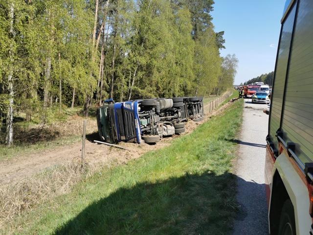 POL-GÜ: LKW mit Auflieger kam auf BAB 19 von der Fahrbahn ab und kippte auf die Seite