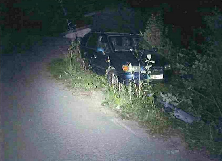 Bundespolizeidirektion München: Schleusung unter lebensgefährdenden Bedingungen / Türkische Migranten in Auto ohne Sitzbank - Schleuserfahrzeug im Straßengraben