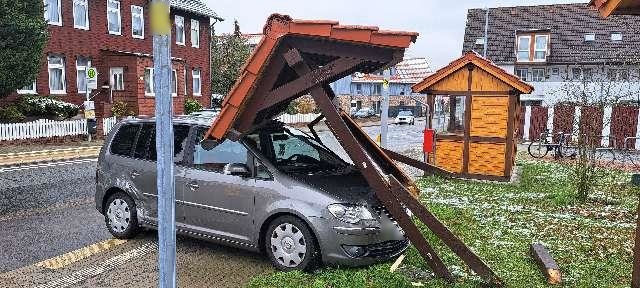 POL-WOB: Verkehrsunfall - Pkw fährt in Info-Stand