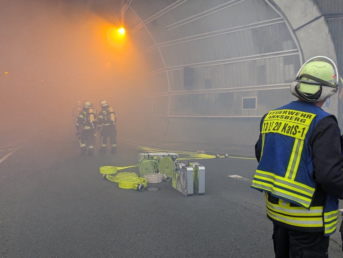 FW-AR: Erfolgreiche Einsatzsimulation im Arnsberger Altstadttunnel