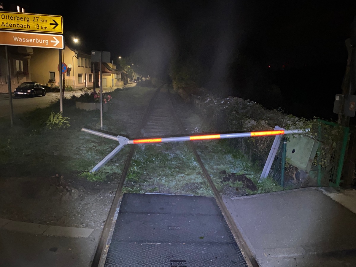 POL-PDKL: Nach Kollision mit Schranke der Draisinen-Strecke unerlaubt vom Unfallort entfernt