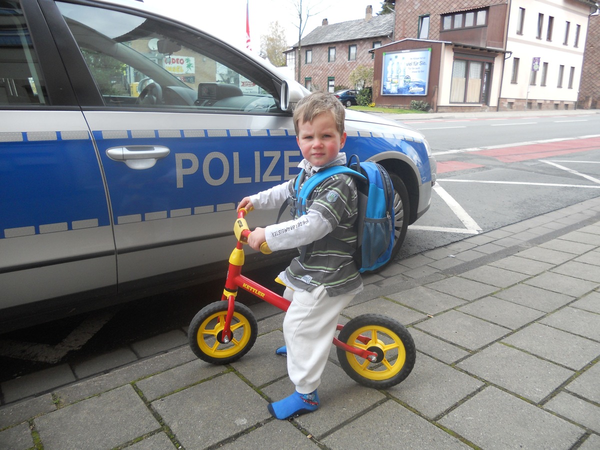 POL-HOL: Sonntagmorgen - Aufregung auf dem Forster Weg in Holzminden: Wenn Noah Joel zur Oma will... - Zweijähriger war &quot;ausgebüchst&quot;  -