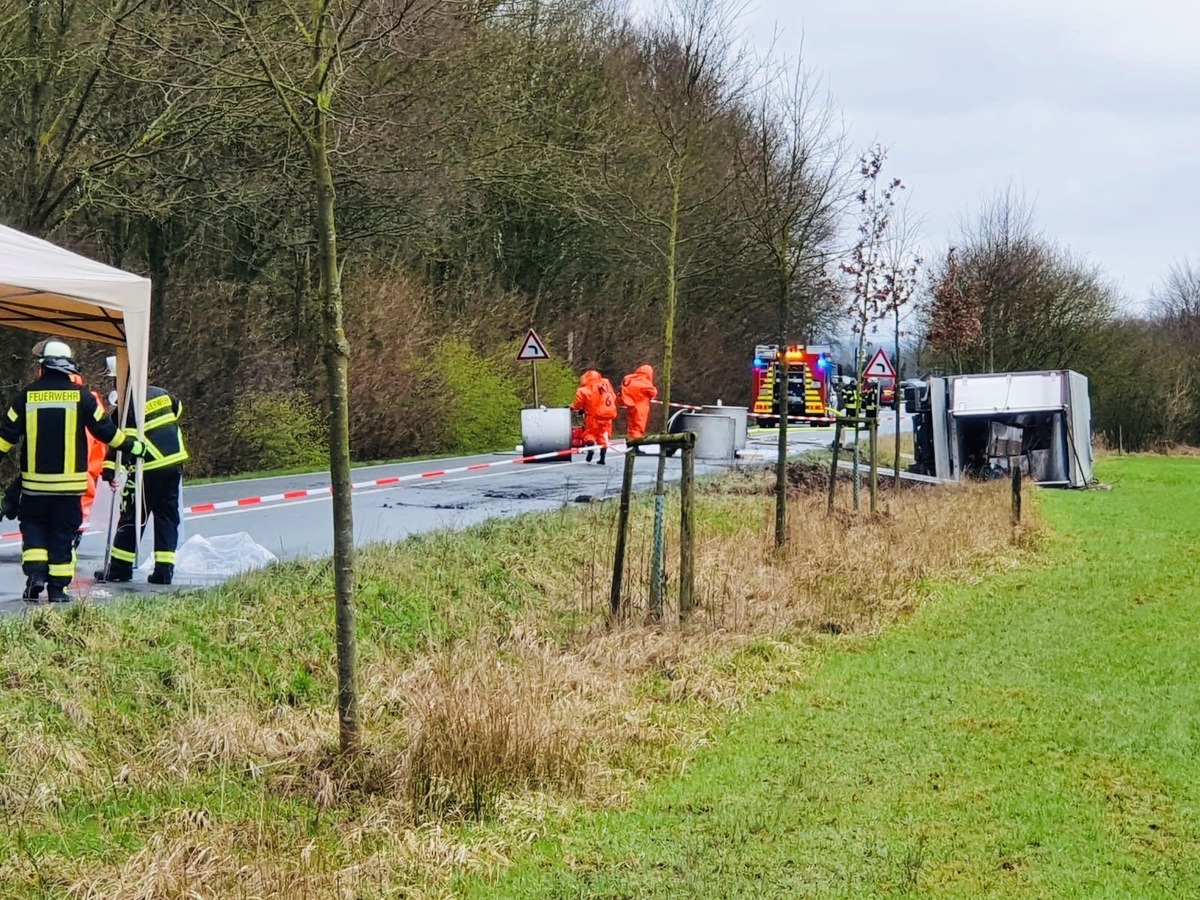 POL-UN: Holzwickede - Erstmeldung: LKW mit Gefahrgut umgestürzt - Einsatz dauert an