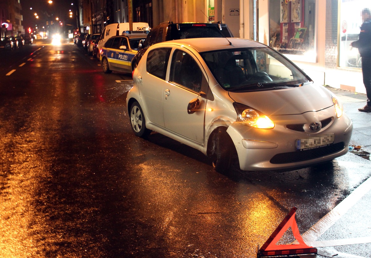 POL-ME: Mit 1,8 Promille in geparktes Auto gefahren - Ratingen - 1903060